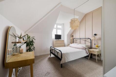 Conifers Lodge, IG8