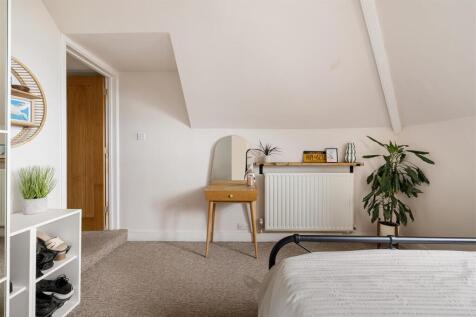 Conifers Lodge, IG8