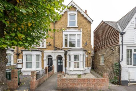 Queens Grove Road E4