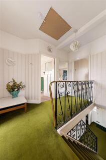 The Avenue E4