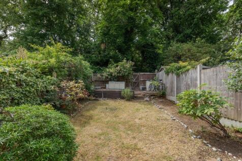 Larkshall Crescent E4