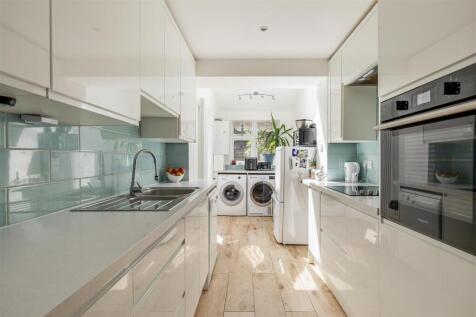 Larkshall Crescent E4