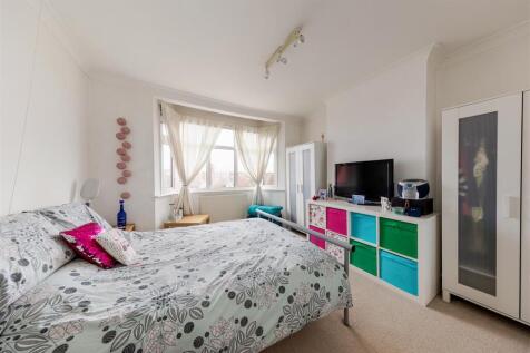 Larkshall Crescent E4