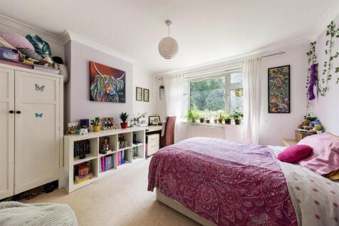 Larkshall Crescent E4