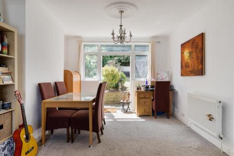 Larkshall Crescent E4