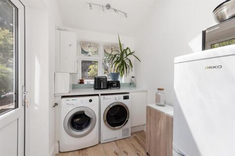 Larkshall Crescent E4