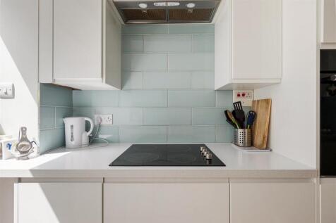 Larkshall Crescent E4