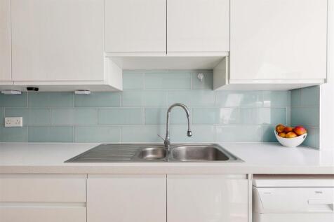 Larkshall Crescent E4