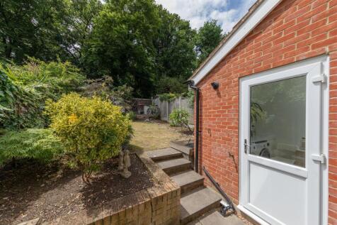 Larkshall Crescent E4