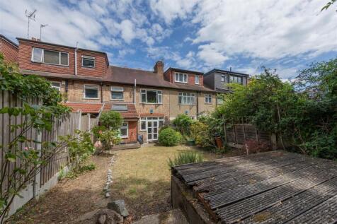 Larkshall Crescent E4