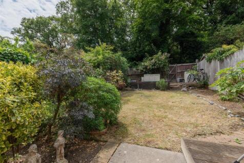 Larkshall Crescent E4