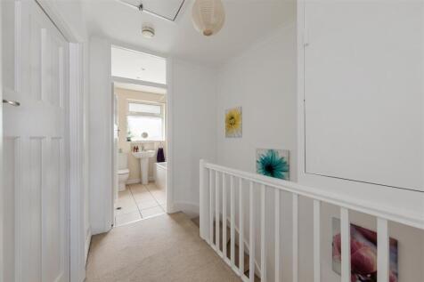 Larkshall Crescent E4