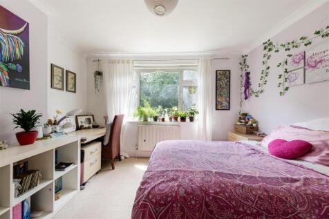 Larkshall Crescent E4