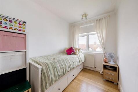 Larkshall Crescent E4