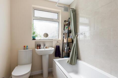 Larkshall Crescent E4