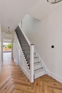 The Avenue E4