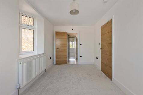 The Avenue E4