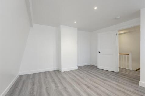 Bedroom 1_2.jpg