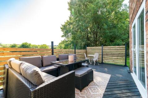 9 Kirkdale Close External-5.jpg
