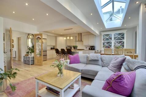 KITCHEN/FAMILY ROOM