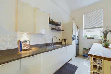 CAM01659G0-PR0199-STILL029.jpg