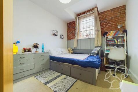 CAM01659G0-PR0199-STILL014.jpg