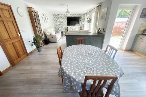 KITCHEN/ DINER/ FAMILY ROOM