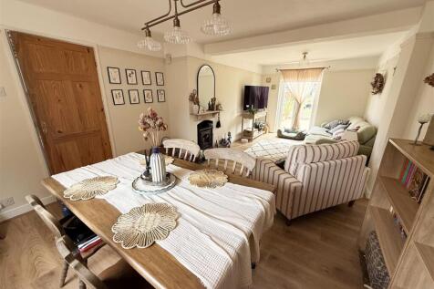 LOUNGE/ DINER