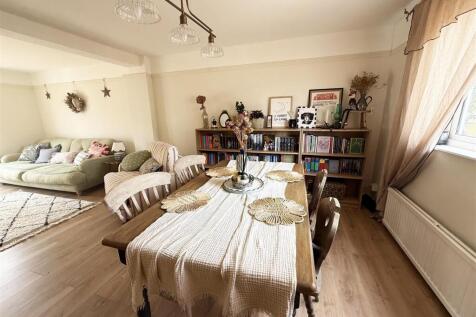 LOUNGE/ DINER