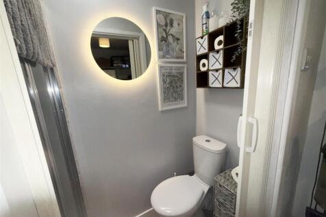 CLOAKROOM/ SHOWER ROOM