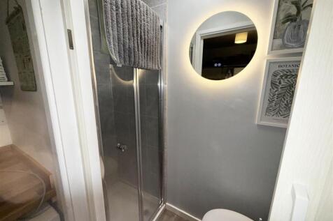 CLOAKROOM/ SHOWER ROOM
