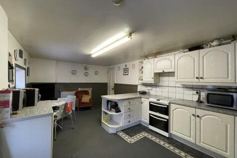 12 Kitchen.JPEG