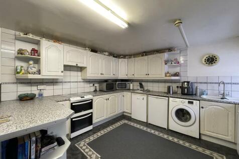 14 Kitchen.JPEG