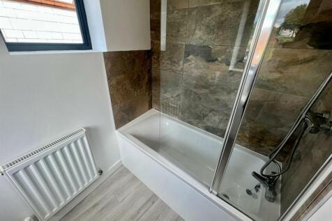 15 Bathroom1.jpg