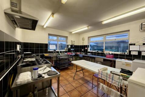 4 Kitchen.JPEG