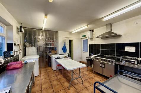 5 Kitchen.JPEG