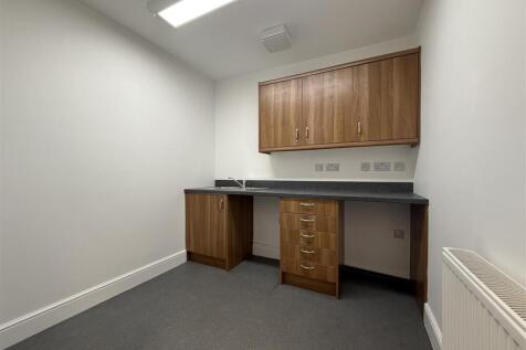 6 Kitchen.JPG