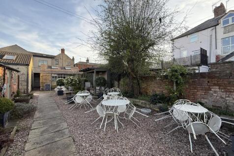 21 Rear Gardens.JPG