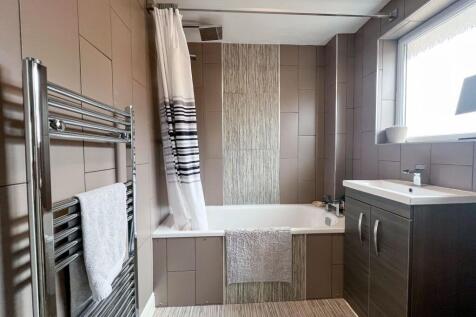 Bathroom with Side Aspect