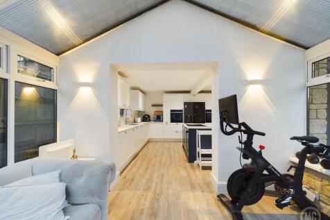 Snug leading into Kitchen