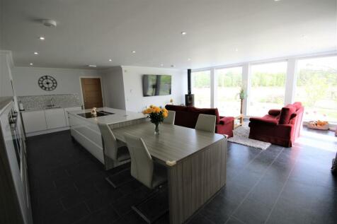OPEN PLAN DINING KITCHEN/LOUNGE