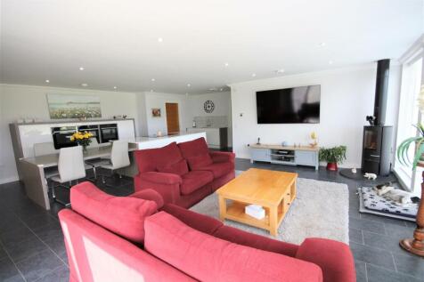OPEN PLAN DINING KITCHEN/LOUNGE