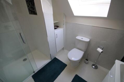 EN-SUITE SHOWER ROOM
