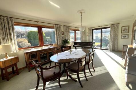 FAMILY / DINING ROOM