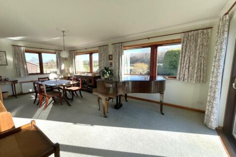 FAMILY / DINING ROOM