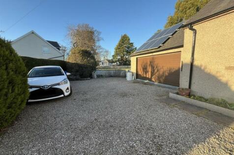 DOUBLE GARAGE &amp; DRIVEWAY