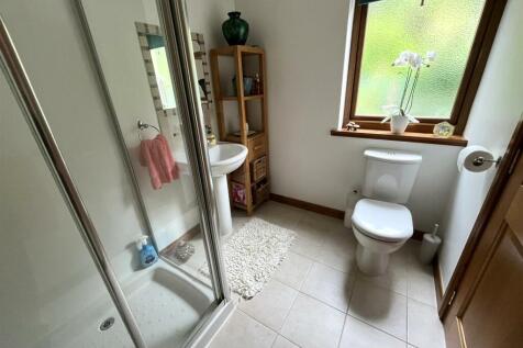 EN-SUITE SHOWER ROOM
