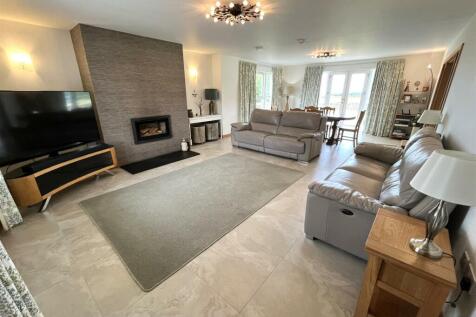LOUNGE &amp; DINING AREA