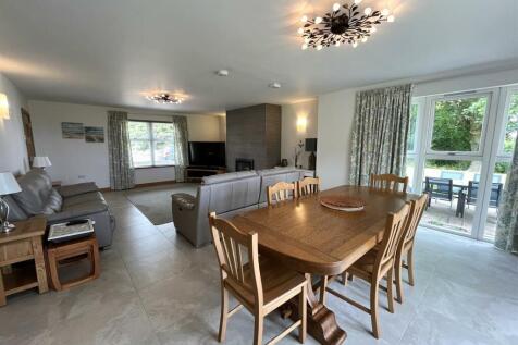LOUNGE &amp; DINING AREA