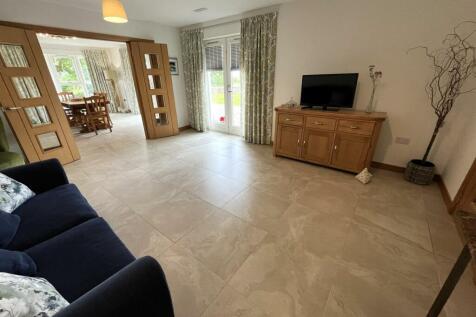DINING/FAMILY ROOM